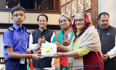 শিক্ষার্থীদের হাতে বই তুলে দিয়ে পাঠ্যপুস্তক বিতরণ কার্যক্রমের উদ্বোধন করেন প্রধানমন্ত্রী শেখ হাসিনা (ছবি: ফোকাস বাংলা)
