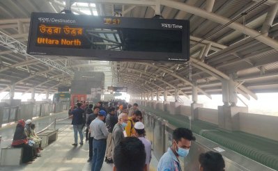 তারের ওপর ফানুস পড়ার কারণে মেট্রোরেল চলাচল বন্ধ ছিল দুই ঘণ্টা, ফলে অপেক্ষায় থাকতে হয় যাত্রীদের