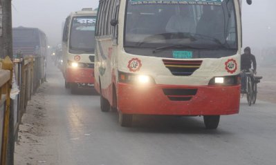 কুয়াশার কারণে সকালেও হেডলাইট জ্বালিয়ে যানবাহন চলাচল করে রাজধানীতে (ছবি: ফোকাস বাংলা)
