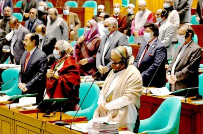 মৃত্যুবরণকারীদের প্রতি শ্রদ্ধা জানিয়ে দাঁড়িয়ে এক মিনিট নীরবতা পালন করা হয় জাতীয় সংসদে (ছবি: ফোকাস বাংলা)