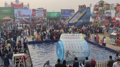 ছুটির দিনে জমে উঠেছে বাণিজ্য মেলা