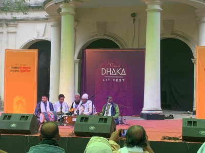 বাঁশির সুরে শুরু দ্বিতীয় দিনের লিট ফেস্ট