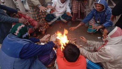 মানুষজন আগুন জ্বালিয়ে শীত নিবারণ করছেন, ভোলা সদরের ইলিশা এলাকা থেকে তোলা ছবি