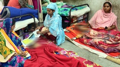 হাসপাতালে রোগী রাখার জায়গা না থাকায় মেঝেতে এবং এক বেডে দুই-তিন শিশুকে চিকিৎসা দেওয়া হচ্ছে