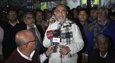 কারামুক্তির পর দলীয় কার্যালয়ের সামনে বক্তৃতা করছেন মির্জা আব্বাস