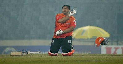 মিরপুরে ঝড় তুলে মঈন খানের ছেলে আজম খানের সেঞ্চুরি