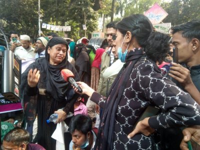  আগের ফি বহালের দাবি জানান বিক্ষোভকারীরা