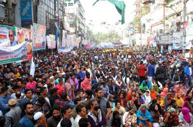 বঙ্গবন্ধু এভিনিউয়ে ঢাকা মহানগর দক্ষিণ আওয়ামী লীগ আয়োজিত আলোচনা সভায় উপস্থিত দলীয় কর্মী-সমর্থকরা। ছবি: ফোকাস বাংলা