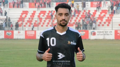 রবিনহো খেলছেন বসুন্ধরায়।