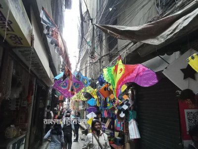 শাঁখারীবাজারে ঘুড়ির বাজার জমজমাট
