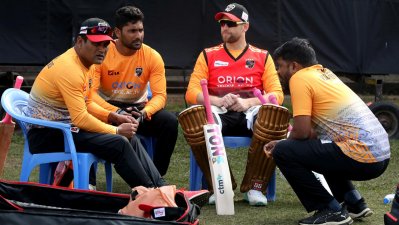 বিতর্কিত আম্পায়ারিং নিয়ে ক্ষুব্ধ সালাউদ্দিন