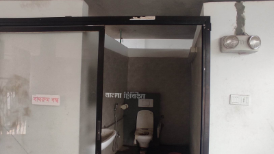 ইকবাল রোড পার্কের গণশৌচাগারের ভেতরের অবস্থা (ছবি: সাজ্জাদ হোসেন)