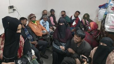 চিকিৎসার জন্য অপেক্ষমাণ রোগী ও তাদের স্বজনরা