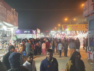 ছুটির দিনে বাণিজ্য মেলায় ৩ লাখ দর্শনার্থী, ডিসকাউন্টের হিড়িক