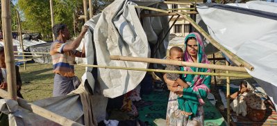 মাথা গোঁজার ঠাঁই করছে একটি রোহিঙ্গা পরিবার 