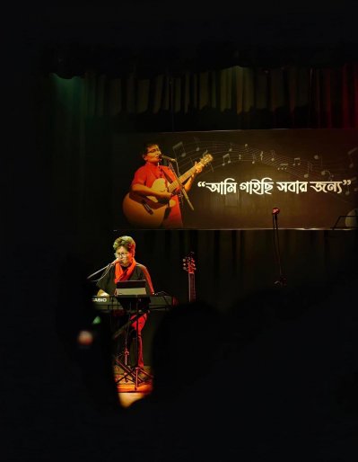 মঞ্চে ফারজানা ওয়াহিদ সায়ান