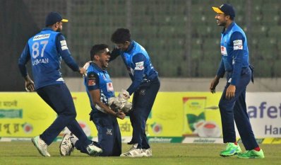 তাসকিন উড়লেন, উড়লো ঢাকাও