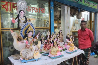 শেষ মুহূর্তে শাঁখারী বাজারে প্রতিমা বিক্রির ধুম