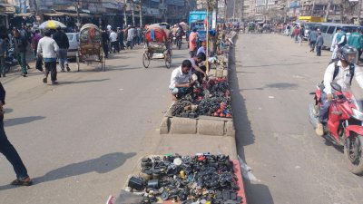 ফুটপাতে পার্টসের ব্যবসায় মাসে লাখ টাকা আয়