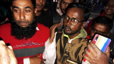 নির্বাচনি প্রচারণায় হিরো আলম