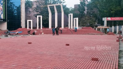এই শহীদ মিনারের ভিত্তিপ্রস্তর স্থাপন করেছিলেন জাতির জনক বঙ্গবন্ধু শেখ মুজিবুর রহমান