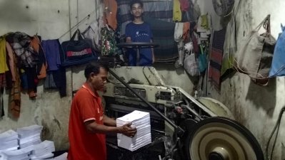 বাংলাবাজারের ছাপাখানাগুলোয় চলছে গাইড বই ও ধর্মীয় বই ছাপার কাজ