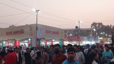 বাংলা একাডেমির সামনে পাঠক ও দর্শনার্থীদের একাংশ