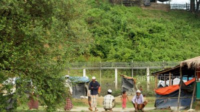 এতদিন তুমব্রু এলাকার শূন্যরেখায় অবস্থান করেছিল এসব রোহিঙ্গা