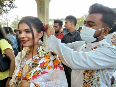 বসন্ত ও ভালোবাসা উৎসবের আমেজ লেগেছে সর্বত্র 