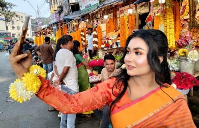 ফাগুনের হাওয়ায় আগুন নেভেনি ফুলের বাজারে