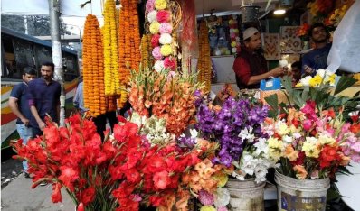 ফাগুনের হাওয়ায় আগুন নেভেনি ফুলের বাজারে