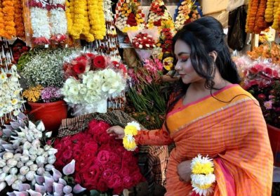ফাগুনের হাওয়ায় আগুন নেভেনি ফুলের বাজারে