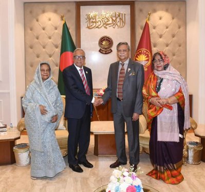 রাষ্ট্রপতি মো. আবদুল হামিদের সঙ্গে নবনির্বাচিত রাষ্ট্রপতি মো. সাহাবুদ্দিনের সৌজন্য সাক্ষাৎ
