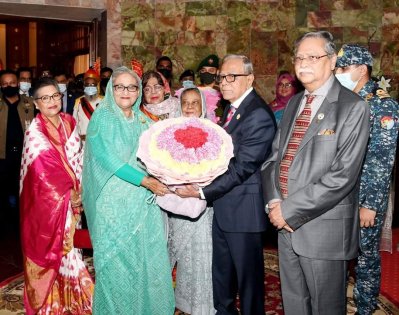 রাষ্ট্রপতি মো. আবদুল হামিদের সঙ্গে প্রধানমন্ত্রী শেখ হাসিনা ও নবনির্বাচিত রাষ্ট্রপতি মো. সাহাবুদ্দিনের সৌজন্য সাক্ষাৎ