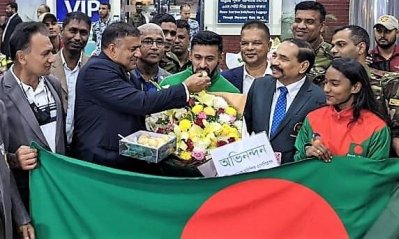 দেশে ফিরেই বিমানবন্দরে উষ্ণ সংবর্ধনা পেলেন সোনাজয়ী ইমরানুর
