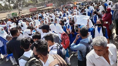 ঢাকা-ময়মনসিংহ মহাসড়ক অবরোধ করলো শিক্ষার্থীরা