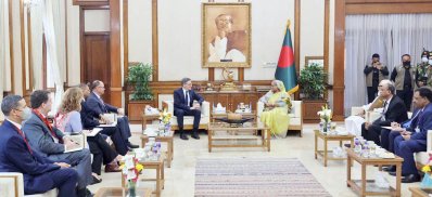 গণভবনে প্রধানমন্ত্রী শেখ হাসিনার সঙ্গে সাক্ষাৎ করেন যুক্তরাষ্ট্রের পররাষ্ট্র দফতরের কাউন্সেলর ডেরেক শোলের নেতৃত্বে বাংলাদেশ সফরে আসা মার্কিন প্রতিনিধি দল (ছবি: ফোকাস বাংলা)