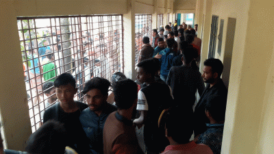 স্কুলড্রেস না থাকায় শিক্ষার্থীদের পেটালেন শিক্ষক