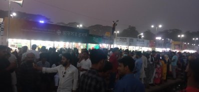 বইমেলায় উপচে পড়া ভিড়। ছবি: বাংলা ট্রিবিউন