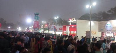 বইমেলায় উপচে পড়া ভিড়। ছবি: বাংলা ট্রিবিউন