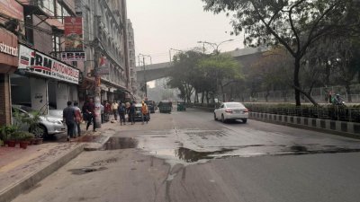 গাড়ি ধোয়ার পানি সড়কে, দুর্ভোগে যাতায়াতকারীরা
