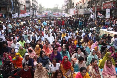 আওয়ামী লীগের কেন্দ্রীয় কার্যালয়ের সামনে আয়োজিত শান্তি সমাবেশ (ছবি: ফোকাস বাংলা)