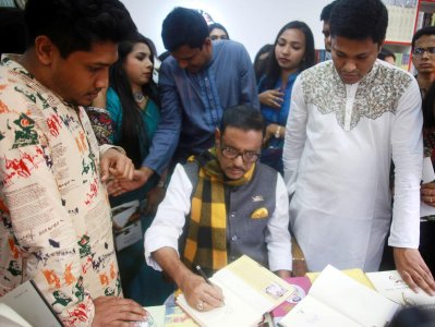  বাংলা একাডেমি প্রাঙ্গণে অমর একুশে বইমেলায় বাংলাদেশ ছাত্রলীগের বইয়ের স্টল পরিদর্শন করেন ওবায়দুল কাদের (ছবি: ফোকাস বাংলা)