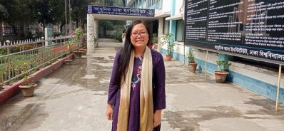 ভাষা ইনস্টিটিউটের সামনে অ্যাগনেস ইউশিকু সুনারকো