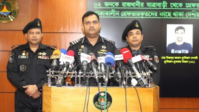 সংবাদ সম্মেলনে র&zwnj;্যাবের আইন ও গণমাধ্যম শাখার পরিচালক কমান্ডার খন্দকার আল মঈন