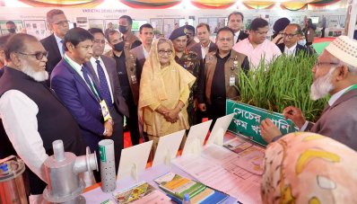 বাংলাদেশ ধান গবেষণা ইনস্টিটিউটের (ব্রি) ৫০ বছরপূর্তি উপলক্ষে আয়োজিত অনুষ্ঠানে অংশ নেন প্রধানমন্ত্রী শেখ হাসিনা (ছবি: ফোকাস বাংলা)