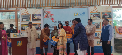 নবীনবরণ অনুষ্ঠানে মঞ্চের একটি বিশেষ মুহূর্ত, অতিথিদের সঙ্গে শুভেচ্ছা বিনিময় করছেন ইউল্যাব শিক্ষার্থীরা 