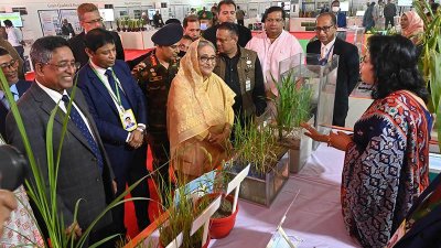 ব্রি-র বিভিন্ন উদ্ভাবন দেখেন প্রধানমন্ত্রী
