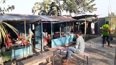 ব্রহ্মপুত্রের বেড়িবাঁধ সড়কের দুই পাশে দোকানপাট ও ঘরবাড়ি তৈরি