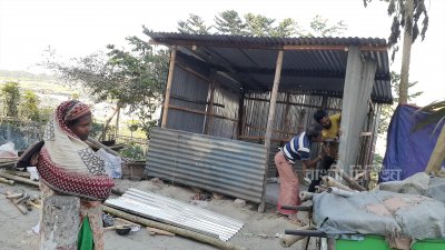 শাহনাজ বেগম চায়ের দোকান করার জন্য ব্রহ্মপুত্রের জায়গায় টিনের ঘর তুলছেন